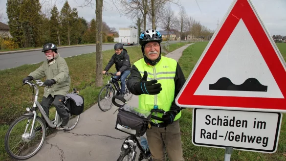 An der Breitenheider Stra&szlig;e weisen mehrere Schilder auf den desolaten Zustand des Radwegs hin. Siegfried Seidel, LZ-Redakteur Erol Kamisli und Hagen Fiebig (v. li.) finden das nicht lustig. - &copy; Bernhard Preu&szlig;