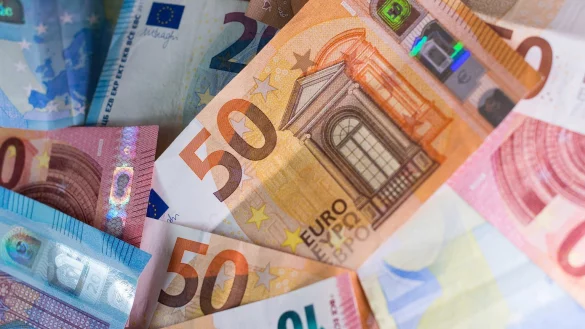 Geld - &copy; Foto: Monika Skolimowska/dpa-Zentralbild/dpa