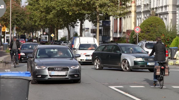 Auto trifft Rad: Seit Radfahrer in der Elisabethstra&szlig;e nicht mehr den B&uuml;rgersteig nutzen d&uuml;rfen, wird es manchmal eng. - &copy; Bernhard Preuss