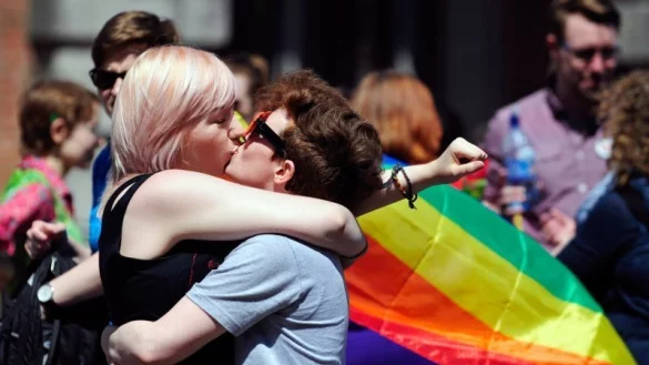 Zwei Frauen feiern das klare Votum der Iren für die Gleichstellung von Ehen homosexueller Paare. - © dpa/Aidan Crawley