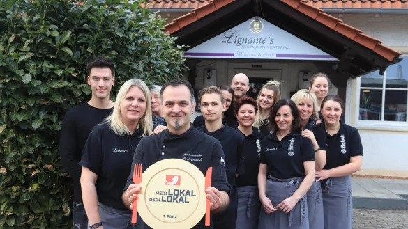 Nach dem Sieg: Marco Lignante und sein Team freuen sich &uuml;ber den goldenen Teller. - &copy; Foto: Dirk Windm&ouml;ller