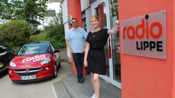 117.000 Menschen h&ouml;ren jeden Tag Radio Lippe mit den Fr&uuml;hmoderatoren Tim Schmutzler (li.) und Mara Wedertz (re.). - &copy; Radio Lippe