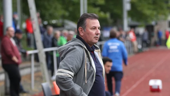 Kritischer Blick: Lemgos Vorstand und Trainer, Ediz T&uuml;rkmen. - &copy; Sebastian Lucas