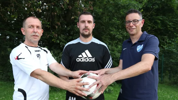 Neu im Asemisser Team: Co-Trainer Jens B&ouml;ttcher (links), Trainer Matthias D&uuml;ding (rechts) mit Andreas Maier. - &copy; Oliver K&ouml;nig