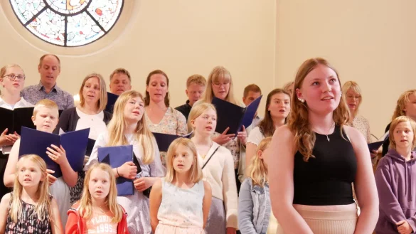 Der Kinder- und Jugendchor der Stensj&ouml;kirche in M&ouml;lndal hat in Stapelage Sommerlieder gesungen. - &copy; Thomas Kr&uuml;gler