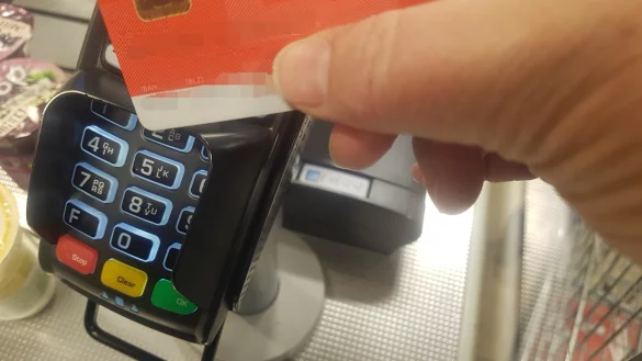 Meistens geht es ohne PIN, aber manchmal kommen Kunden nicht drum herum. Da hilft es nur, die H&auml;nde nach der Eingabe zu waschen oder zu desinfizieren.&nbsp; - &copy; Marianne Schwarzer