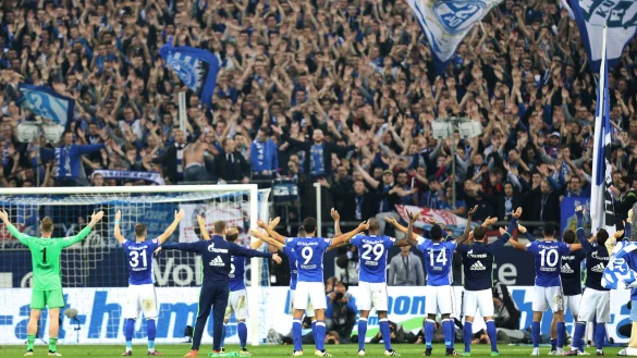 Fu&szlig;ball: Bundesliga, FC Schalke 04 - Borussia M&ouml;nchengladbach, 6. Spieltag am 02.10.2016 in der Veltins Arena, Gelsenkirchen (Nordrhein-Westfalen). Die Mannschaft von Schalke bejubelt den 4:0 Sieg gegen M&ouml;nchengladbach mit den Fans. - &copy; dpa