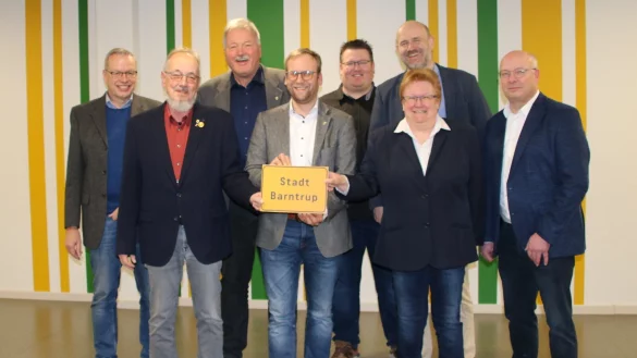 Die Fraktions- und Parteivorsitzenden von FDP, UWB und CDU freuen sich gemeinsam mit Bürgermeister Borris Ortmeier über die erneute Kandidatur für das Amt des Bürgermeisters. - © Fotorechte: FDP, UWB und CDU Barntrup