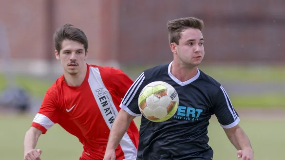 Das runde Leder im Blick: In dieser Szene k&auml;mpfen der Postler Joel Rathmann und der Berlebecker Pit Bierbaum (rechts) um die Ballhoheit. - &copy; Egon Penner