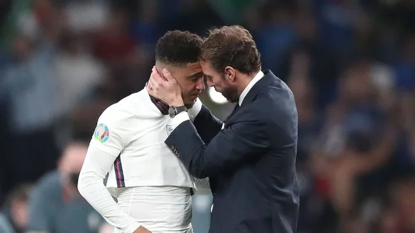 England-Coach Gareth Southgate spendet Trost f&uuml;r Jadon Sancho nach dessen verschossenen Elfmeter. - &copy; Nick Potts/PA Wire/dpa