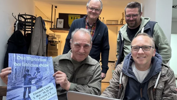 Oberst Michael Kr&uuml;germeyer-Kalthoff (hinten von links) und sein Adjutant Bj&ouml;rn Cruel freuen sich mit den Filmemachern Rudolf M&uuml;ller-Ebbighaus (vorne links) und Detlev Trippler &uuml;ber das Ergebnis der umfangreichen Recherchen zur Historie der Gilde. - &copy; Sandra Castrup