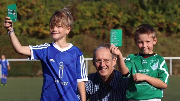 Die gr&uuml;ne Karte in den H&auml;nden: Jannes Werner (links, Asemissen) und Elias Guver (Ahmsen) mit Staffelleiter Stefan Kuphal. - &copy; Kai Hahn