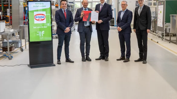 Freuen sind über die Zusammenarbeit: (von links) Tobias Bauer, Leiter der internationalen Pizzaproduktion von Dr. Oetker, TH-OWL-Präsident Professor Dr. Jürgen Krahl, Dr. Christian von Twickel, Mitglied der internationalen
Geschäftsführung Dr. Oetker, Christian Fretter, Leiter internationale Produktentwicklung Pizza Dr. Oetker, sowie Professor Dr. Jan Schneider, Leiter der Future Food Factory OWL. - © TH OWL