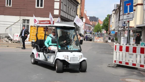 Gestern hat der "Innenstadt-Flitzer" erneut Saison-Auftakt gefeiert - auf unserem Bild wird Inge Weege von Rudi Heiler chauffiert. 
- © Stefan Backe