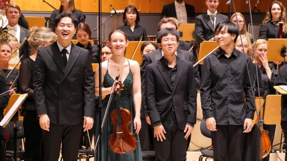 Brillante Aufführungen im Konzerthaus mit dem Philharmonischen Orchester Hagen. Dirigent Seong-Bin Oh meistert das Konzert für Viola und Orchester von William Walton (1902-1983) mit den Solisten Antonia Mütze, He-Yuan Cheng und Zhehao He (von links). - © Thomas Krügler