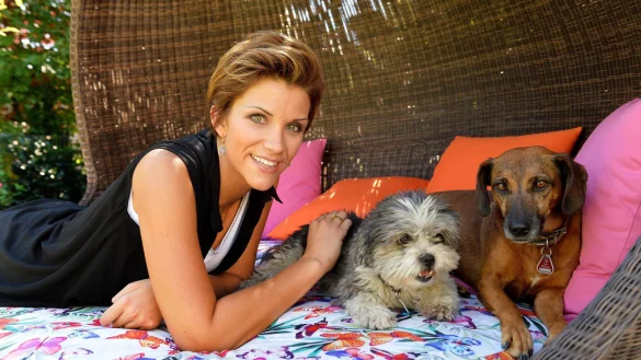 Anna-Maria Zimmermann mit ihren Hunden "Jamy" und "Bella". - &copy; VOX/Frank May