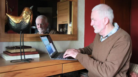 T&auml;glich sitzt Klaus Kr&ouml;ker mehrere Stunden an Tablet und Smartphone, um sich f&uuml;r die Urkainer zu engagieren. - &copy; Katrin Kantelberg