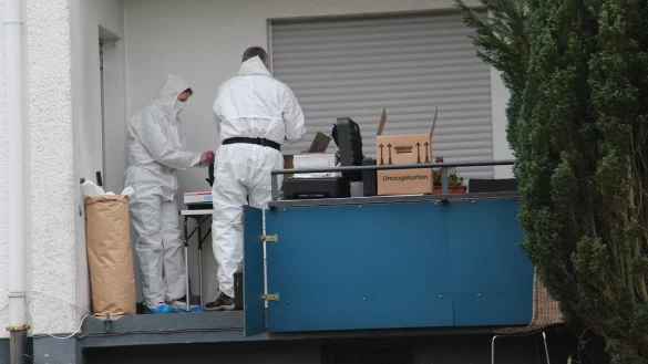 Spurensicherung: Polizisten der Sonderkommission &bdquo;August" sichten Kleinm&ouml;bel und Hausrat &ndash; sie haben diese Gegenst&auml;nde kurz zuvor aus der Wohnung auf die Terrasse getragen. - &copy; Martin Hostert