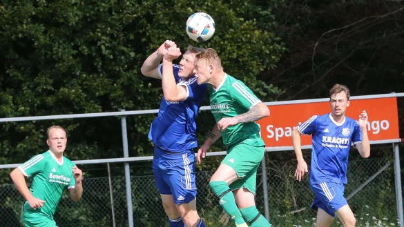 Hoch hinaus: S&ouml;ren Seifert (rechts) im Kopfballduell mit Donops Henning Kracht. - &copy; Paul Cohen