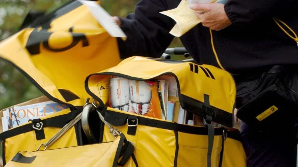 Auch Zusteller und Zustellerinnen der Post wurden zu der Versammlung in Bielefeld erwartet. - &copy; dpa