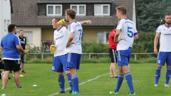 Die Spieler des SC Bad Salzuflen sollen sich mit dem Trainer &uuml;berworfen haben. Nun haben die Spieler Alexander Ritter (links) und Patrick Reinsch (rechts) vorerst das Sagen. - &copy; Archiv: Oliver K&ouml;nig