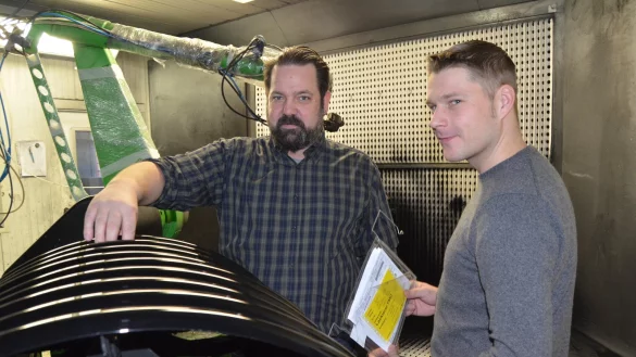 Lackieren ist ihr Geschäft: Stephan Meyer (links), bei FMO für die Produktion zuständig, und Vertriebsleiter Daniel Fest führen die Roboterlackieranlage vor, die Produkte aus Auto-, Elekronik- oder Möbelindustrie lackiert und veredelt. Im Laufe dieses Jahres will die Leopoldshöher Firma einen Standort in Lieme eröffnen. - © Sibille Kemna