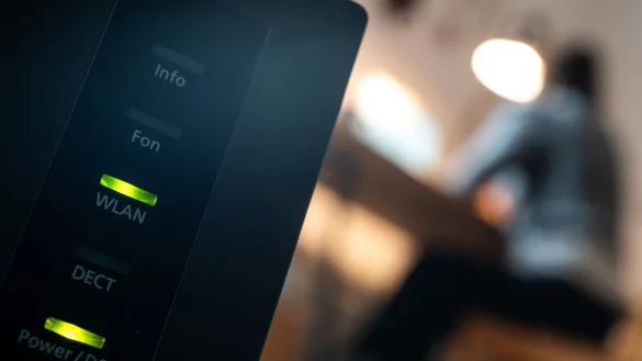 Der Router ist nach Angaben der Verbraucherzentrale ein Gro&szlig;verbraucher, vor allem wenn viele WLAN-Empf&auml;nger versorgt werden, weil die ganze Familie an mehreren Computern, Handys oder den Smart-TV &uuml;ber viele Stunden das Internet nutzt. - &copy; picture alliance/dpa