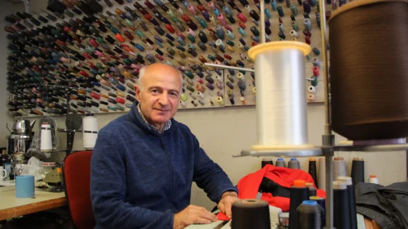 Nurettin Yilmaz in seiner Schneiderei am Rampendal. Hier hat er den Gro&szlig;teil seines Lebens verbracht.&nbsp; - &copy; Katrin Kantelberg