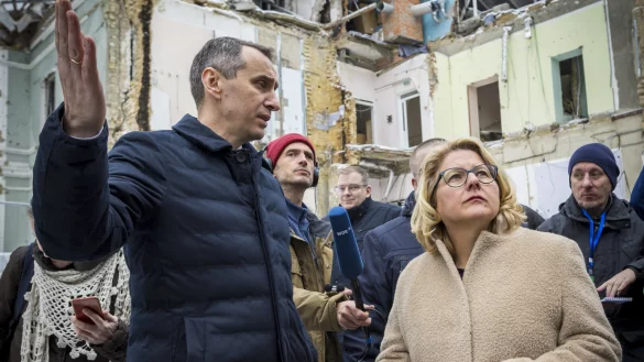 Bundesministerin Svenja Schulze w&auml;hrend ihrer Reise in die Ukraine, an der auch Robin Wagener teilnahm. Hier besuchen sie die Kinderklinik Okhmatdyt, die im Juli 2024 bei einem russischen Angriff teilweise zerst&ouml;rt wurde. Mit dabei unter anderem der ukrainische Gesundheitsminister Viktor Liashko (links). - &copy; BMZ/photothek.de
