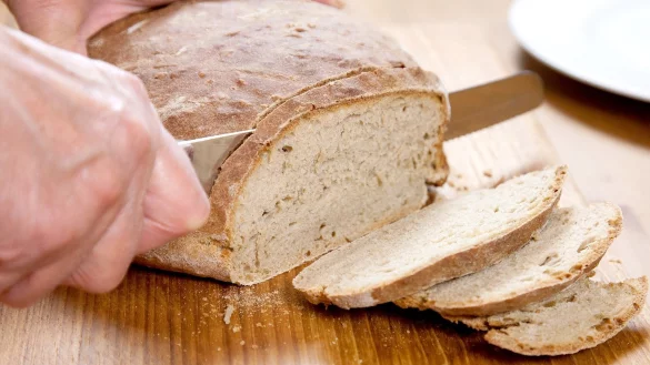 Ein Brot wird aufgeschnitten - &copy; Foto: Kai Remmers/dpa-tmn