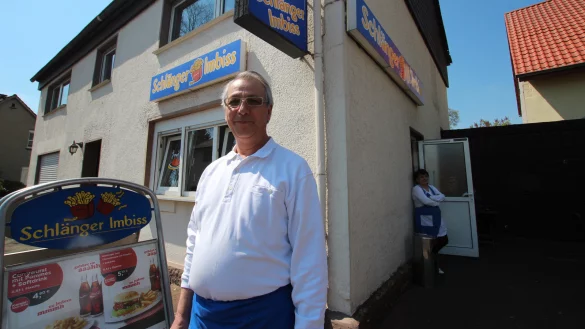 Fassungslos: Die mutma&szlig;lichen T&auml;ter, die eine Frau in Bosseborn gequ&auml;lt und misshandelt haben sollen, waren jahrelang Stammkunden im Schl&auml;nger Imbiss. Die Betreiber, Farhad Khanloo und seine Frau Parwane Samie Pour, sind entsetzt. - &copy; Patrick Bockwinkel