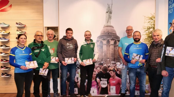 Freuen sich auf die neue Laufsaison: Nicole Pott-Papenkordt (von links, LG Oerlinghausen, Heinz Friedel, Klaus Beckmeier (beide TSVE Belle), Oliver Dunker, Dennis Mattern (beide TSV Leopoldstal), Axel Thomas (Lippe-Sommer-Serie), Pedro Assuncao (LG Oerlinghausen), Karl-Wolfgang Seithümmer (TG Lage) und Marcus Biehl vom Laufladen Endspurt. - © Jörg Hagemann