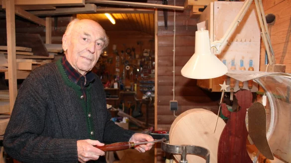 Der 90-j&auml;hrige Karl Hermeier steht am liebsten t&auml;glich an der Drechsel-Bank in seiner heimischen Werkstatt. Der Engel mit den goldenen Fl&uuml;gel geh&ouml;rt zu seinen Lieblingsst&uuml;cken. - &copy; Sandra Castrup (LZ)