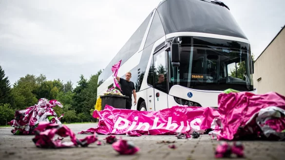 Fernbusunternehmen Pinkbus muss Farbkonzept &auml;ndern - &copy; Foto: Guido Kirchner/dpa