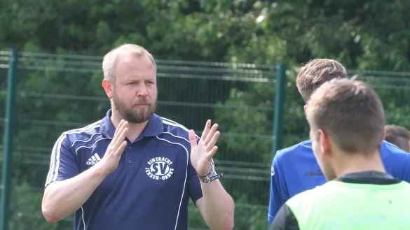 Klare Ansagen: Bastian M&ouml;ller ist schon seit fast sieben Jahren Trainer der ersten Seniorenmannschaft des SVE. - &copy; Sebastian Lucas