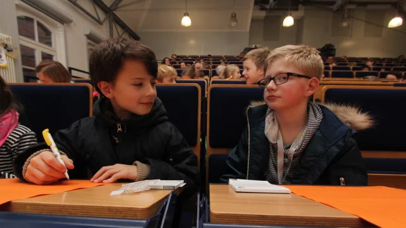 Ganz genau hinschauen: Gustav (10) aus Bad Salzuflen zeichnet das Gesicht vom elfjährigen Jan Luca (rechts). Fotos: Mausch - © Julia Mausch