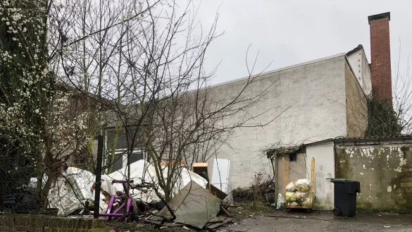 Ein M&uuml;llhaufen in der Stra&szlig;e &bdquo;Hinter dem Heiligen Geist" erregt den Unmut von B&uuml;rgern und Nachbarn &ndash; bis sp&auml;testens Ende des Monats soll er laut Stadt verschwunden sein. - &copy; Till Brand