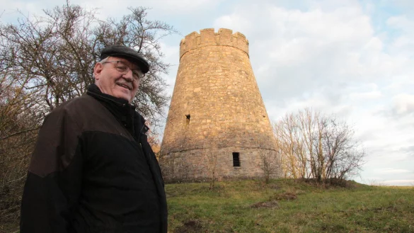 Paul-Peter Ludwig vor dem Windm&uuml;hlenstumpf. - &copy; Carolin Brokmann-F&ouml;rster