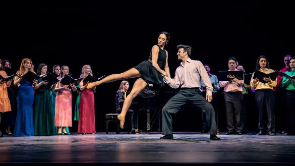Mirea Mauriello und Leony Rafael Boni (vorne) performen mit dem Opernchor des Landestheaters Detmold und dem Extra-Chor. Robert Lillinger spielt das Klavier. - © Landestheater Detmold / Marc Lontzek