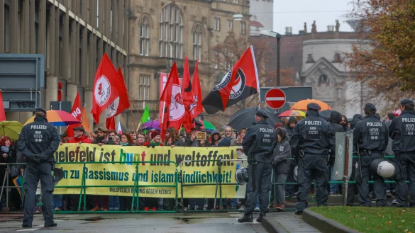 Gegen nationalkonservative Str&ouml;mungen: Die Demonstranten des B&uuml;ndnisses gegen Rechts versammelten sich am Bielefelder Rathaus. - &copy; Andreas Zobe