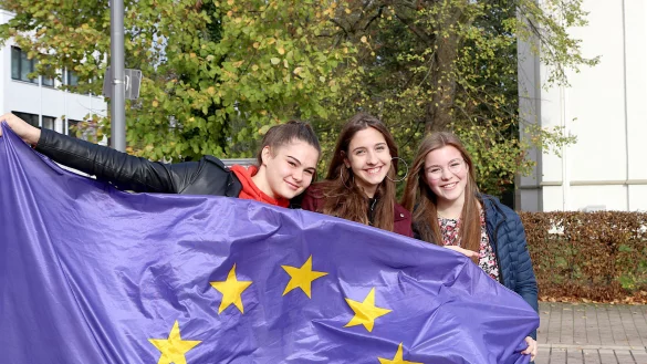 Freundinnen: Josephine Parrington (Frankreich), Alexia Konstantinidis (Leopoldsh&ouml;he) und Julia Christin B&ouml;hm (Oerlinghausen, von links) pflegen den Kontakt &uuml;ber Landesgrenzen hinweg. Sie haben sich durch Reisen des Partnerschaftsvereins kennengelernt. Foto: Thomas Dohna - &copy; Thomas Dohna