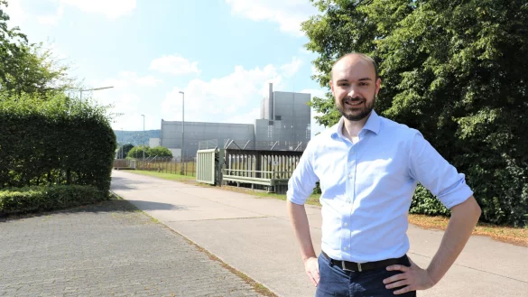 Nik Riesmeier, Gr&uuml;nen-Bundestagskandidat im Wahlkreis 136, auf dem Parkplatz vor dem ehemaligen Kernkraftwerk W&uuml;rgassen. - &copy; Simone Fl&ouml;rke