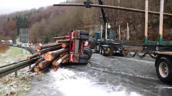 Ein Lkw ist auf der B1 umgekippt. - © Kai Brandebusemeyer
