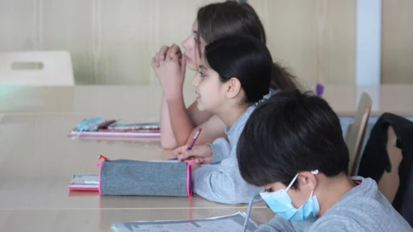 In den Herbstferien lernen (von vorne) Shihab, Lana und Layan in der Volkshochschule Lippe-Ost ihre Muttersprache. Die Kinder sind in Deutschland geboren oder leben schon lange hier und k&ouml;nnen meist nur gebrochen Arabisch. - &copy; Silke Buhrmester