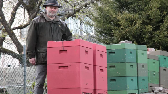 Andreas Postert zeigt seine Bienenk&auml;sten, die in M&uuml;ssen direkt unter einem Obstbaum stehen. Von hier haben es die Bienen nicht weit, um Nektar und Pollen zu sammeln - sofern es denn auch welchen gibt. - &copy; Carolin Brokmann-F&ouml;rster