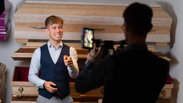 Aufkl&auml;rung statt Tabu - Bestatter als Hit auf Tiktok - &copy; Foto: Nicolas Armer/dpa