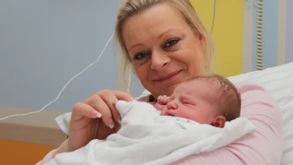 Paulina Br&uuml;nger, geboren am 1.1. 2016, 0.03 Uhr, mit Mutter Alexandra Schuster (34) aus Wendlinghausen - &copy; Thorsten Engelhardt
