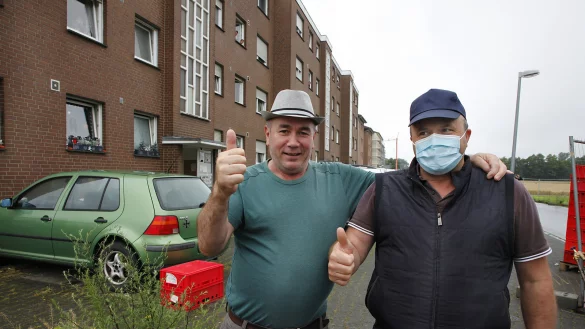 Das Ende der Quarant&auml;ne und die wiedergewonnene Bewegungsfreiheit am S&uuml;renheider Zollhausweg wird mit Jubel begr&uuml;&szlig;t. - &copy; Roland Th&ouml;ring