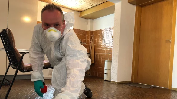 Thorsten Gronemeier spr&uuml;ht mit giftfreiem Spray eine Ecke in einem Raum ein. - &copy; Sven Kienscherf