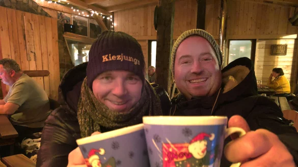 Auf die gemeinsamen Pl&auml;ne zur ersten Lemgoer H&uuml;ttengaudi sto&szlig;en (von links) Michael Nolting und Sven Brodbeck an. - &copy; Till Brand